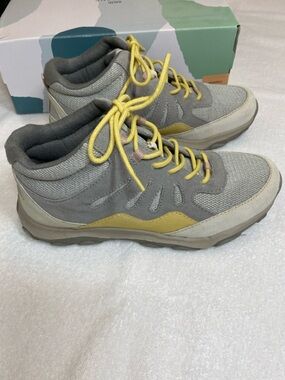 Earth Origins Frost Grey Suede Hiking Shoes with Yellow Laces Size 8 Wide